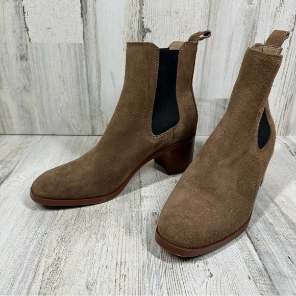 NEW Steve Madden Rhiannon Chelsea Tan Suede Block Heel Ankle Boots #252 - Picture 2 of 12